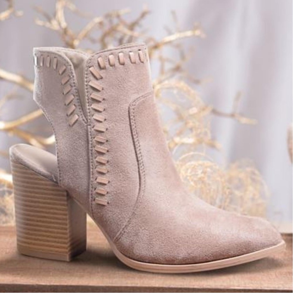 NIB Amanda Blu Taupe Whipstitch Booties